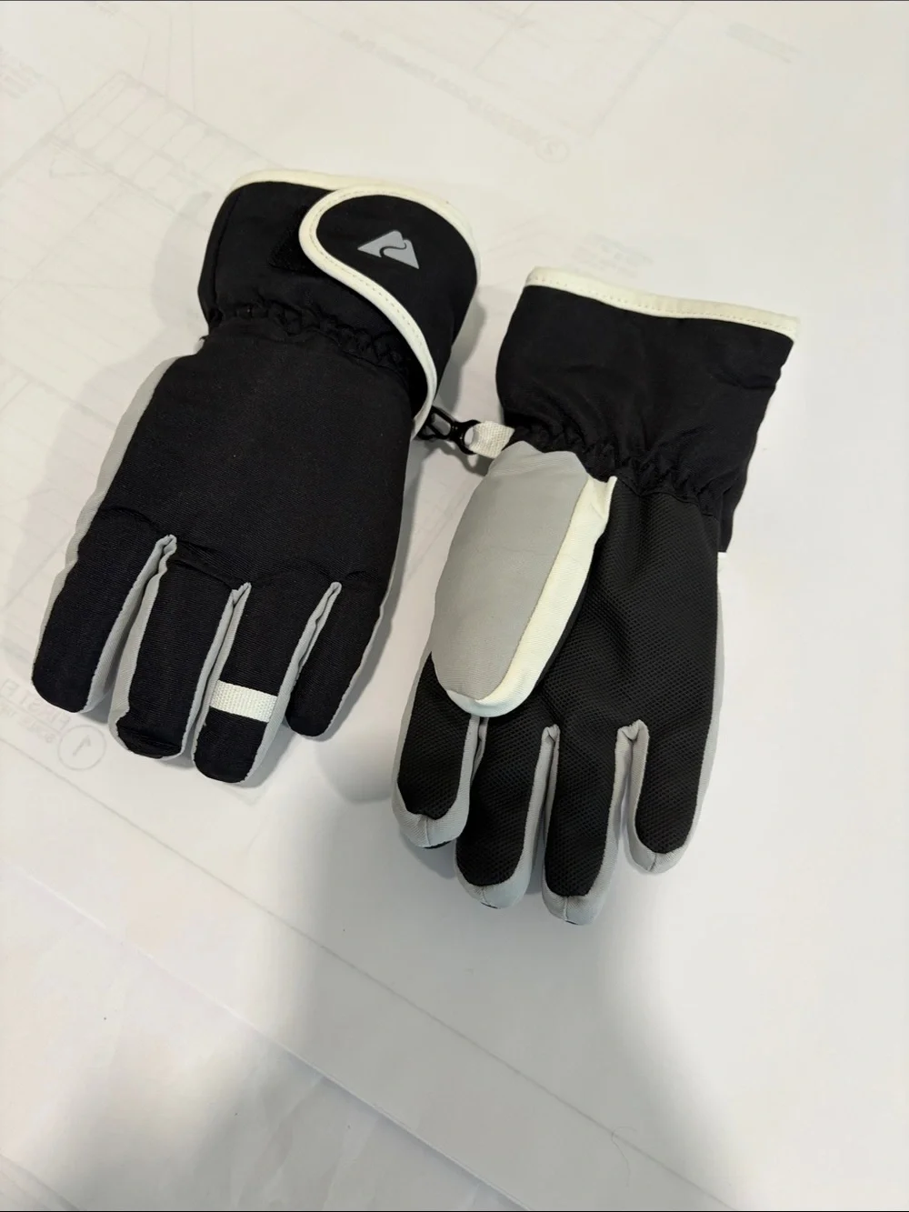 Ozark Trail Kids Gloves -